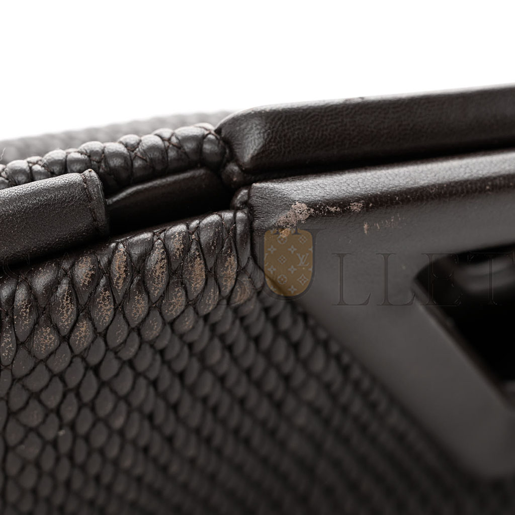 BOTTEGA VENETA LAMBSKIN KNIT MEDIUM THE POINT TRIANGLE BAG FONDANT (30*25*13cm) BOTTEGA VENETA LAMBSKIN KNIT MEDIUM THE POINT TRIANGLE BAG FONDANT (30*25*13cm)