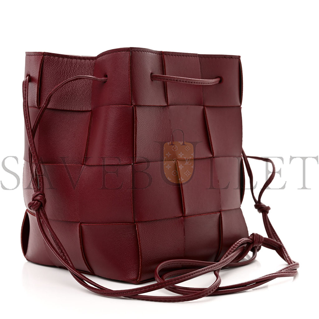 BOTTEGA VENETA NAPPA MAXI INTRECCIATO SMALL CASSETTE BUCKET BAG BORDEAUX (18*14*13cm) BOTTEGA VENETA NAPPA MAXI INTRECCIATO SMALL CASSETTE BUCKET BAG BORDEAUX (18*14*13cm)
