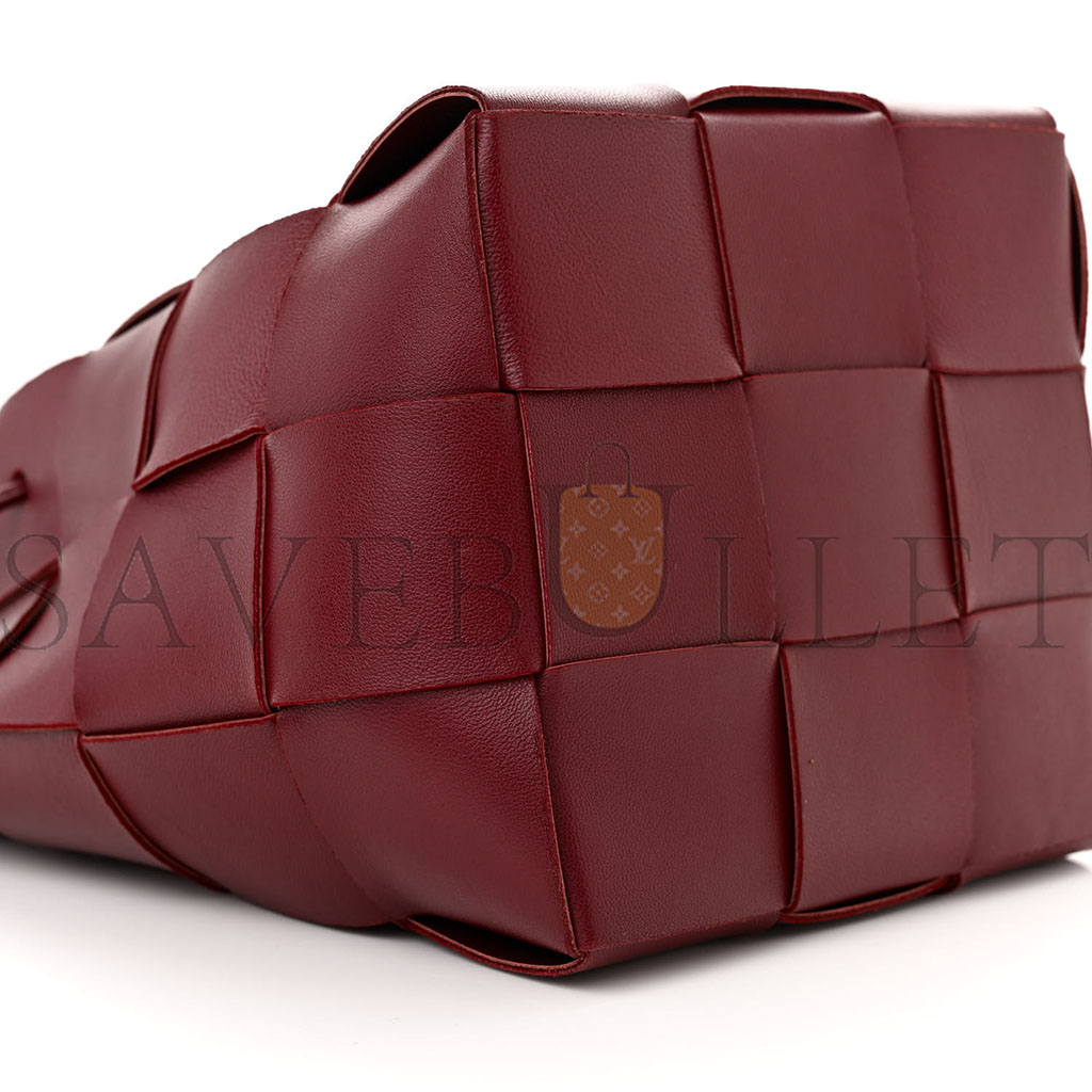 BOTTEGA VENETA NAPPA MAXI INTRECCIATO SMALL CASSETTE BUCKET BAG BORDEAUX (18*14*13cm) BOTTEGA VENETA NAPPA MAXI INTRECCIATO SMALL CASSETTE BUCKET BAG BORDEAUX (18*14*13cm)