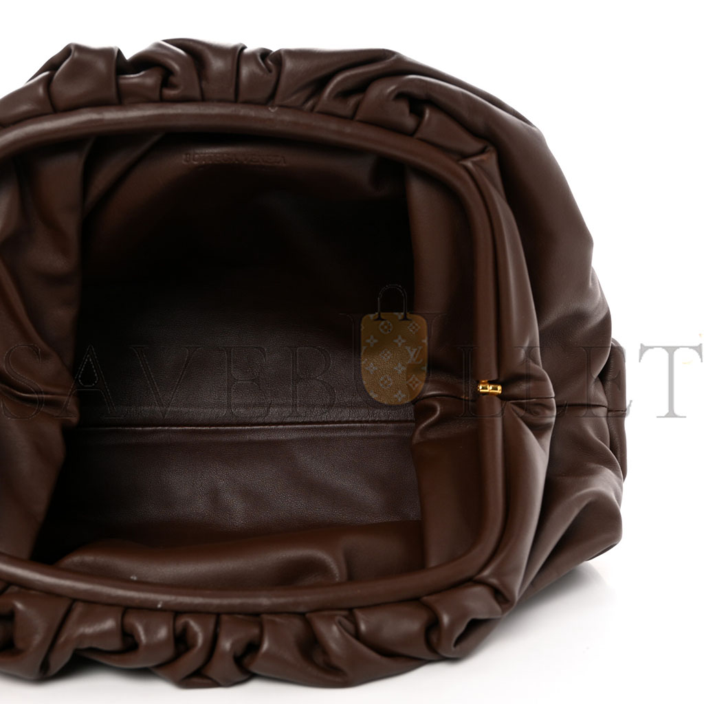 BOTTEGA VENETA SMOOTH BUTTER CALF THE POUCH OVERSIZED CLUTCH BROWNIE (38*19*8cm) BOTTEGA VENETA SMOOTH BUTTER CALF THE POUCH OVERSIZED CLUTCH BROWNIE (38*19*8cm)