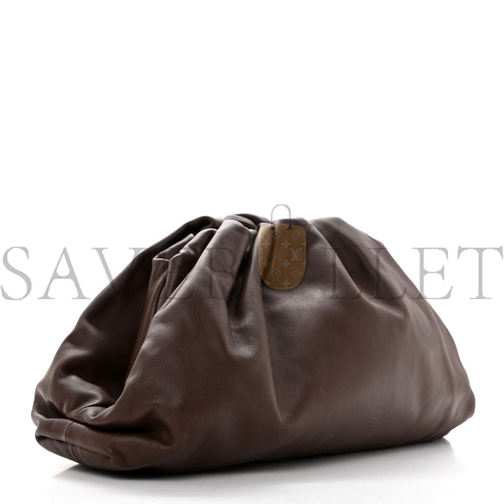 BOTTEGA VENETA SMOOTH BUTTER CALF THE POUCH OVERSIZED CLUTCH BROWNIE (38*19*8cm) BOTTEGA VENETA SMOOTH BUTTER CALF THE POUCH OVERSIZED CLUTCH BROWNIE (38*19*8cm)