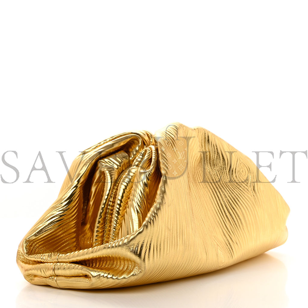 BOTTEGA VENETA METALLIC BARK CALFSKIN EMBOSSED THE POUCH OVERSIZED CLUTCH ORO (39*17*9cm) BOTTEGA VENETA METALLIC BARK CALFSKIN EMBOSSED THE POUCH OVERSIZED CLUTCH ORO (39*17*9cm)