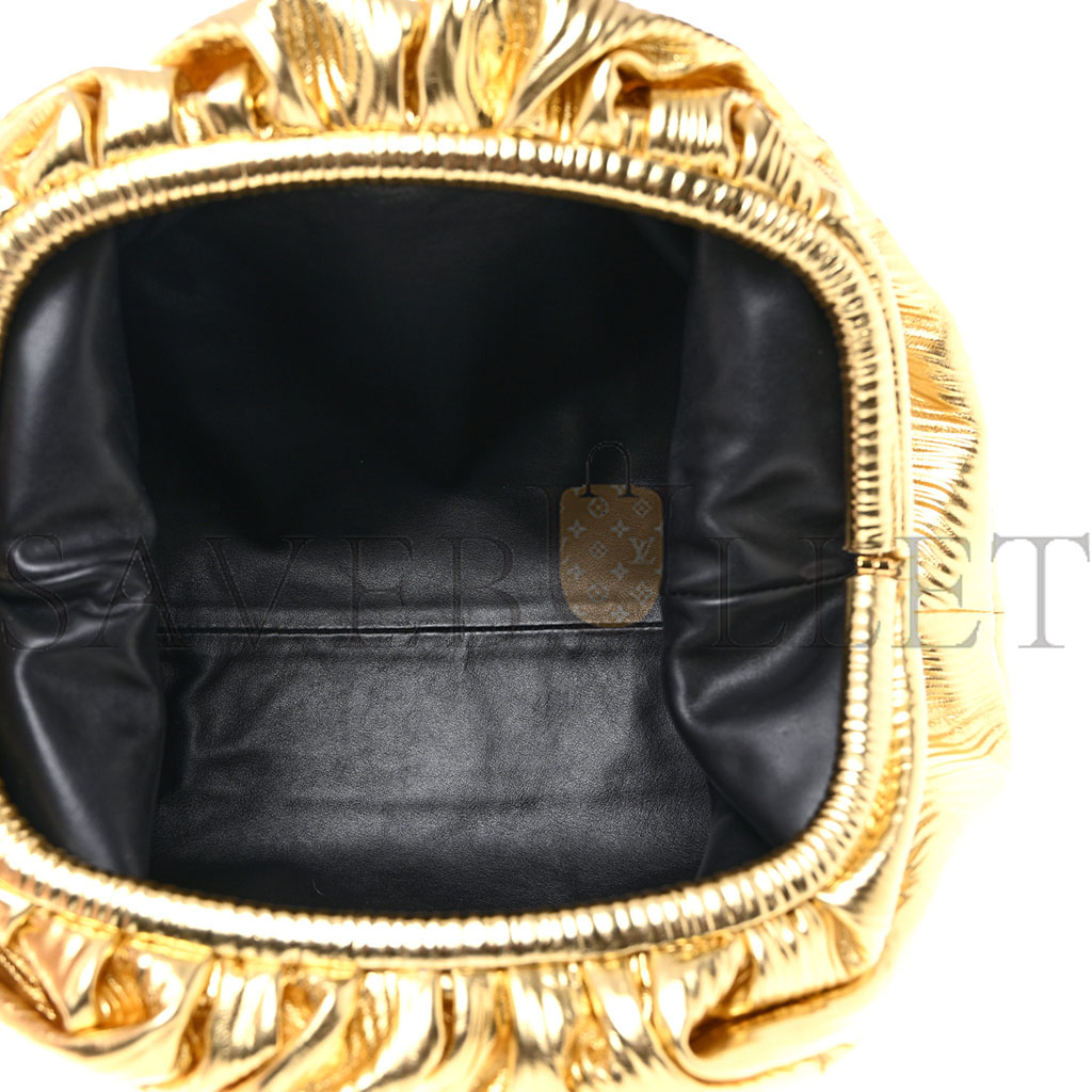 BOTTEGA VENETA METALLIC BARK CALFSKIN EMBOSSED THE POUCH OVERSIZED CLUTCH ORO (39*17*9cm) BOTTEGA VENETA METALLIC BARK CALFSKIN EMBOSSED THE POUCH OVERSIZED CLUTCH ORO (39*17*9cm)